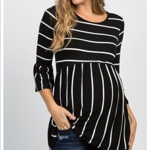 Black and white maternity top. Super comfy.
